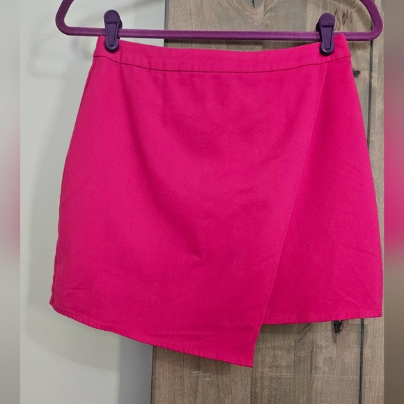 SUPERDOWN Jamie wrap skirt Mini hot pink. Size Medium - Picture 4 of 10